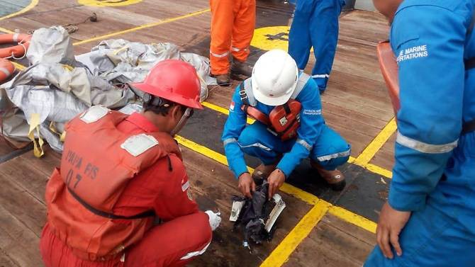 Phát hiện nhiều mảnh vỡ từ xác máy bay chở 188 người của Indonesia - Ảnh 1. Phát hiện nhiều mảnh vỡ từ xác máy bay chở 188 người của Indonesia - Ảnh 1.