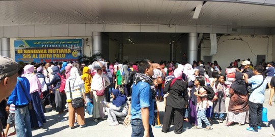 Indonesia: Đám đông cướp ATM trong lúc chờ viện trợ sóng thần - Ảnh 3.