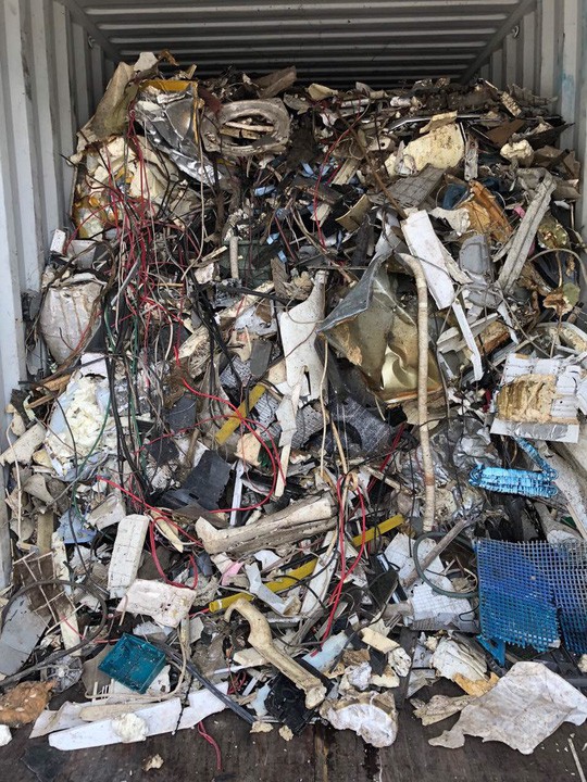 Hàng loạt container rác thải lại nhập cảng Cát Lái - Ảnh 1.