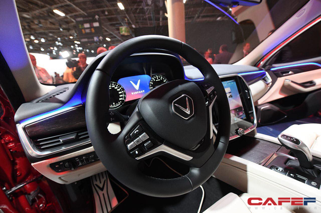 Cận cảnh nội thất SUV VinFast LUX SA2.0: Vô lăng chỉnh cơ, tích hợp điều khiển đa phương tiện và ra lệnh bằng giọng nói  - Ảnh 6.