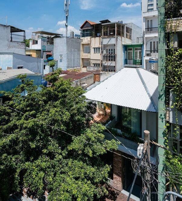Ngôi nhà cấp 4 cải tạo đẹp như resort giữa Sài Gòn xuất hiện trên báo Mỹ - Ảnh 1.