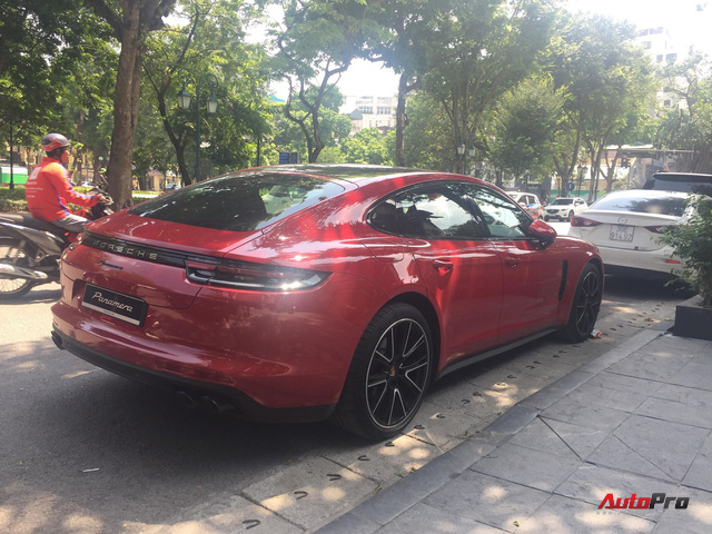 Chiếc Porsche Panamera hàng độc với gói tùy chọn trị giá cả tỷ đồng lăn bánh trên phố Hà Nội - Ảnh 3.