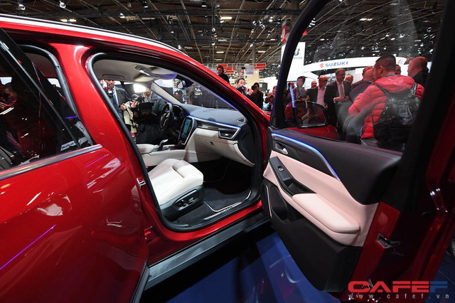 Cận cảnh nội thất SUV VinFast LUX SA2.0: Vô lăng chỉnh cơ, tích hợp điều khiển đa phương tiện và ra lệnh bằng giọng nói  - Ảnh 5.