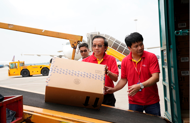 Chuyến bay cứu trợ nạn nhân động đất - sóng thần của Vietjet đã tới Indonesia - Ảnh 8.