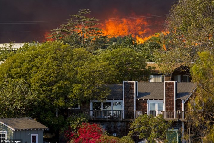 Hãi hùng cảnh cháy rừng giống “bom hạt nhân phát nổ” ở California, Mỹ - Ảnh 13. Hãi hùng cảnh cháy rừng giống “bom hạt nhân phát nổ” ở California, Mỹ - Ảnh 13.
