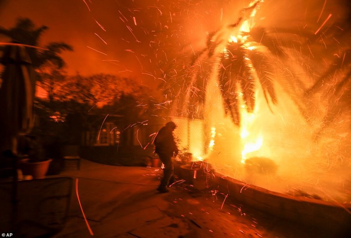 Hãi hùng cảnh cháy rừng giống “bom hạt nhân phát nổ” ở California, Mỹ - Ảnh 14. Hãi hùng cảnh cháy rừng giống “bom hạt nhân phát nổ” ở California, Mỹ - Ảnh 14.