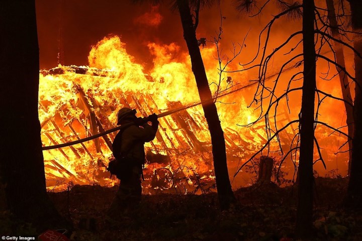 Hãi hùng cảnh cháy rừng giống “bom hạt nhân phát nổ” ở California, Mỹ - Ảnh 16. Hãi hùng cảnh cháy rừng giống “bom hạt nhân phát nổ” ở California, Mỹ - Ảnh 16.