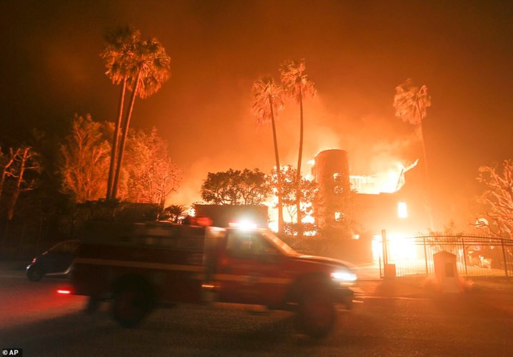 Hãi hùng cảnh cháy rừng giống “bom hạt nhân phát nổ” ở California, Mỹ - Ảnh 6. Hãi hùng cảnh cháy rừng giống “bom hạt nhân phát nổ” ở California, Mỹ - Ảnh 6.
