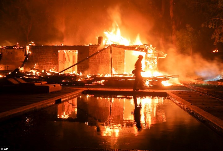Hãi hùng cảnh cháy rừng giống “bom hạt nhân phát nổ” ở California, Mỹ - Ảnh 8. Hãi hùng cảnh cháy rừng giống “bom hạt nhân phát nổ” ở California, Mỹ - Ảnh 8.