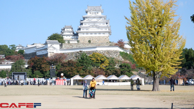 Lâu đài Himeji, điểm du lịch không thể bỏ qua khi đến Nhật Bản - Ảnh 1.