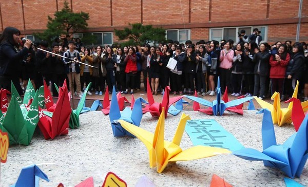 600.000 thí sinh Hàn Quốc thi Đại học: Cả đất nước nín thở, học sinh lớp 11 quỳ ngoài cổng trường chúc anh chị thi tốt - Ảnh 8.