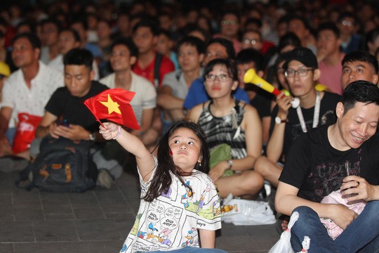 Những hình ảnh ăn mừng dễ thương của CĐV Việt Nam ở trận thắng Malaysia - Ảnh 1.