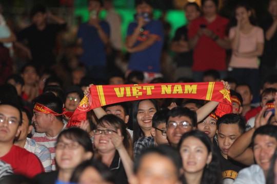 Những hình ảnh ăn mừng dễ thương của CĐV Việt Nam ở trận thắng Malaysia - Ảnh 12.