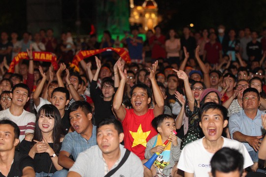Những hình ảnh ăn mừng dễ thương của CĐV Việt Nam ở trận thắng Malaysia - Ảnh 5.