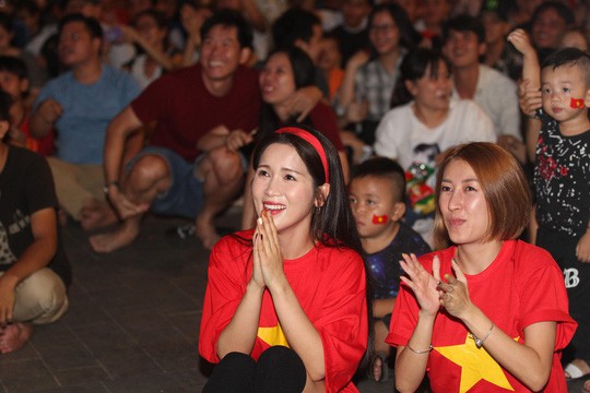 Những hình ảnh ăn mừng dễ thương của CĐV Việt Nam ở trận thắng Malaysia - Ảnh 6.