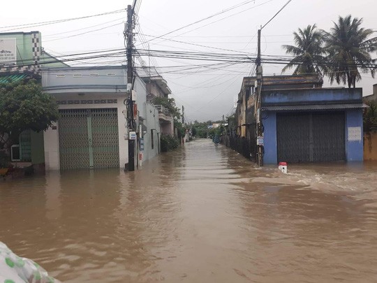 Nha Trang chìm trong biển nước, Quốc lộ 1 và đường sắt tắc nghẽn - Ảnh 10.