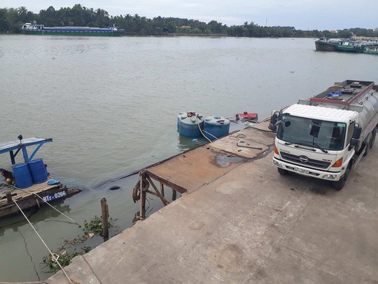 Thuyền chở hàng chục tấn hóa chất chìm trên sông Đồng Nai - Ảnh 1.