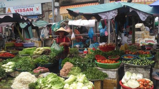 Nước ngập lênh láng, tiểu thương nghỉ bán, giá rau củ thịt tăng vọt - Ảnh 1.