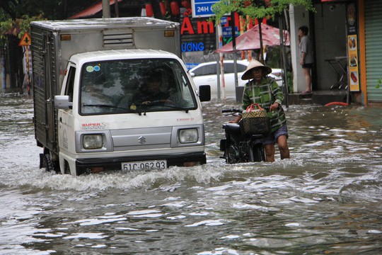 Sáng 26-11, TPHCM nhiều nơi vẫn ngập sâu, rác, nhánh cây gãy la liệt - Ảnh 5.