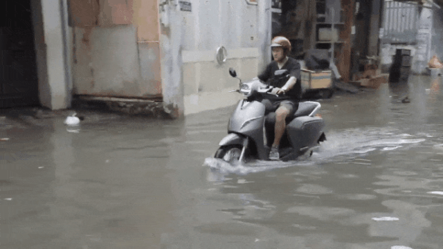 Đem xe máy điện VinFast Klara lội nước “lụt” sau bão tại Sài Gòn và cái kết - Ảnh 1.