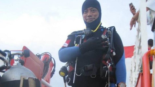 Thợ lặn tử vong khi tìm kiếm máy bay Lion Air - Ảnh 1.