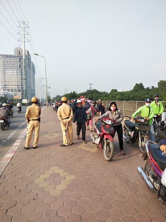 Tránh CSGT phạt, đoàn cả trăm người dắt xe máy ngược chiều trên phố Hà Nội - Ảnh 2.