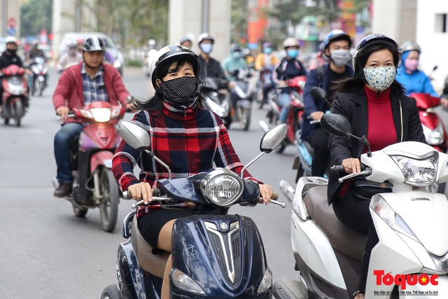 Hình ảnh người dân Hà Nội đón gió lạnh, kẻ đông người hè xuất hiện trên phố  - Ảnh 3.