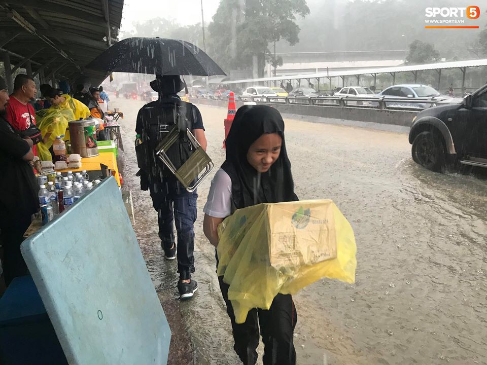Sân vận động Bukit Jalil đang ngập vì mưa lớn, đội tuyển Việt Nam có khả năng phải thủy chiến với Malaysia - Ảnh 3. Sân vận động Bukit Jalil đang ngập vì mưa lớn, đội tuyển Việt Nam có khả năng phải thủy chiến với Malaysia - Ảnh 3.