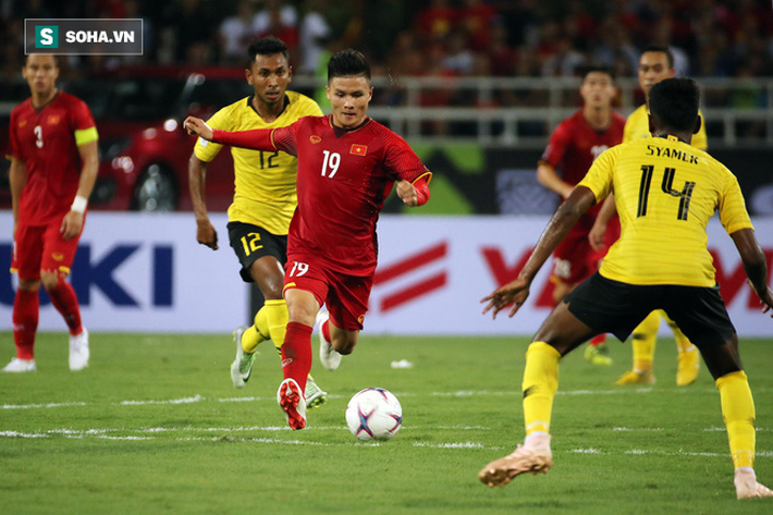 Có một ánh đèn khác mà thầy trò HLV Park Hang-seo sợ hơn cả lazer - Ảnh 3. Có một ánh đèn khác mà thầy trò HLV Park Hang-seo sợ hơn cả lazer - Ảnh 3.