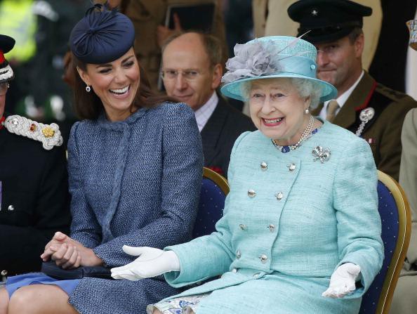 Đâu chỉ Meghan, Công nương Kate cũng từng khiến tâm phúc của Nữ hoàng Anh buộc phải từ chức vì thích ôm việc vào người - Ảnh 1. Đâu chỉ Meghan, Công nương Kate cũng từng khiến tâm phúc của Nữ hoàng Anh buộc phải từ chức vì thích ôm việc vào người - Ảnh 1.