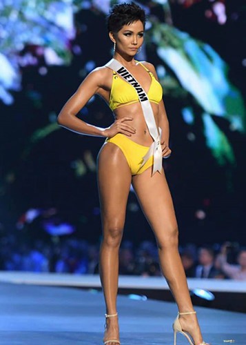 Top 5 Miss Universe HHen Niê: Từ trang phục dân tộc bánh mì, cú tung váy điệu nghệ tới dấu ấn tuyệt vời của người đẹp có nhan sắc lạ - Ảnh 6.