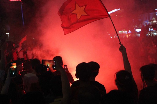 CĐV tại TP HCM đốt pháo sáng ăn mừng chiến thắng của tuyển Việt Nam - Ảnh 12.