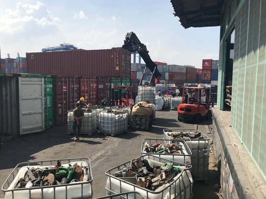 Phế liệu, rác thải công nghiệp ngụy trang trong 20 container máy móc - Ảnh 1.