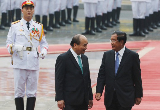 Cận cảnh Thủ tướng Nguyễn Xuân Phúc đón Thủ tướng Hun Sen - Ảnh 3.