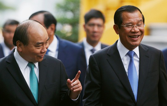 Cận cảnh Thủ tướng Nguyễn Xuân Phúc đón Thủ tướng Hun Sen - Ảnh 4.