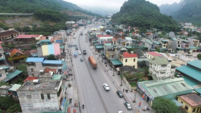 Cận cảnh con đường kết nối hai thành phố lớn nhất Quảng Ninh sau khi được cải tạo - Ảnh 4.