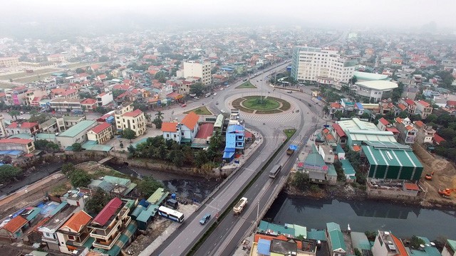 Cận cảnh con đường kết nối hai thành phố lớn nhất Quảng Ninh sau khi được cải tạo - Ảnh 7.