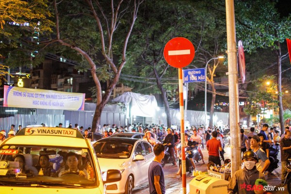  Hàng ngàn người chen chúc trên đường hoa Nguyễn Huệ đêm khai mạc - Ảnh 1.