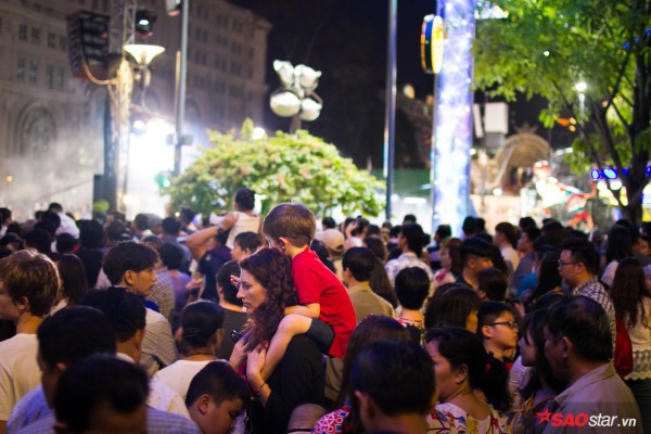  Hàng ngàn người chen chúc trên đường hoa Nguyễn Huệ đêm khai mạc - Ảnh 12.
