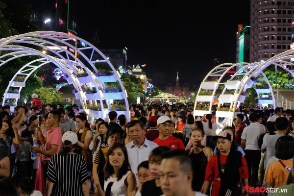  Hàng ngàn người chen chúc trên đường hoa Nguyễn Huệ đêm khai mạc - Ảnh 13.