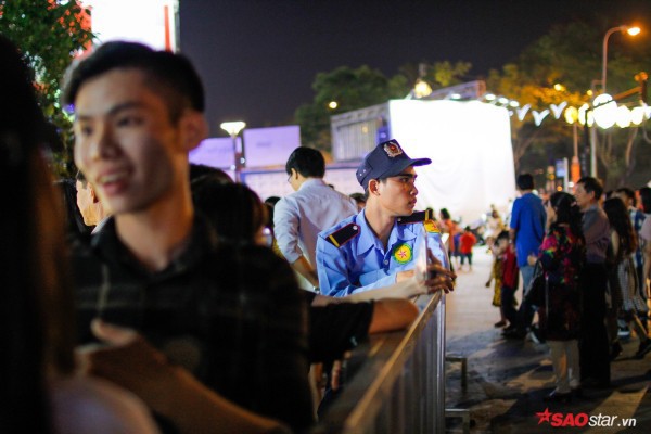  Hàng ngàn người chen chúc trên đường hoa Nguyễn Huệ đêm khai mạc - Ảnh 17.
