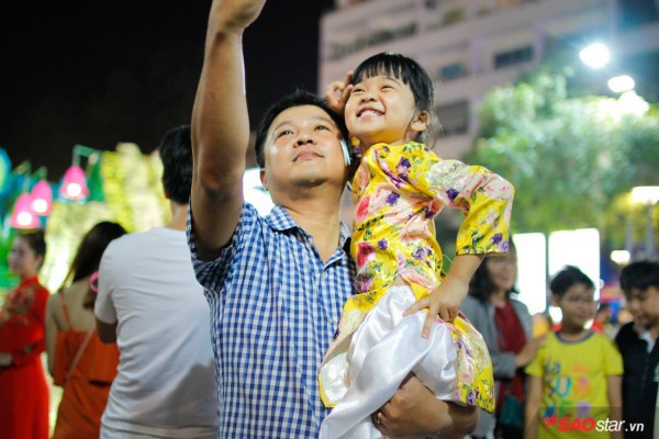  Hàng ngàn người chen chúc trên đường hoa Nguyễn Huệ đêm khai mạc - Ảnh 5.