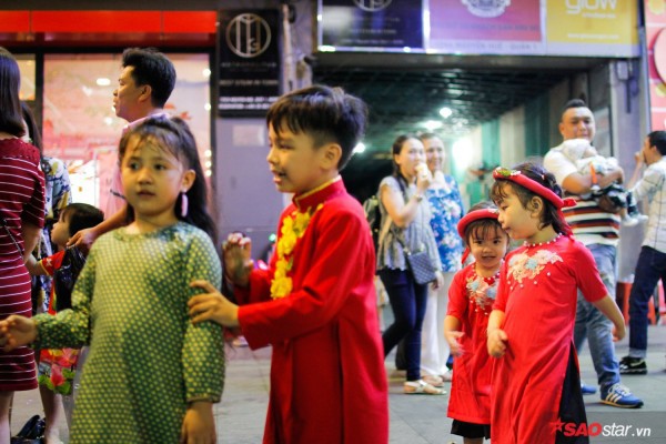  Hàng ngàn người chen chúc trên đường hoa Nguyễn Huệ đêm khai mạc - Ảnh 6.