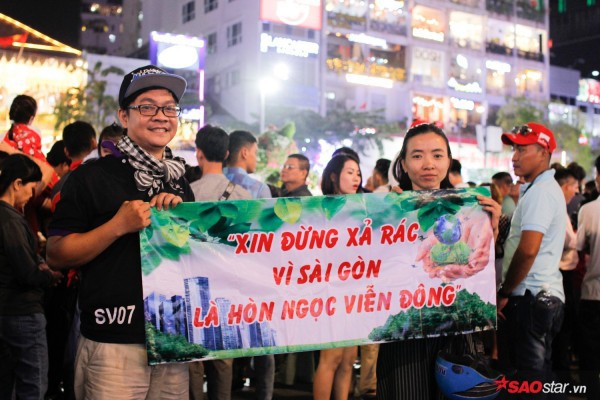  Hàng ngàn người chen chúc trên đường hoa Nguyễn Huệ đêm khai mạc - Ảnh 8.