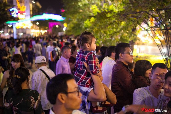  Hàng ngàn người chen chúc trên đường hoa Nguyễn Huệ đêm khai mạc - Ảnh 10.