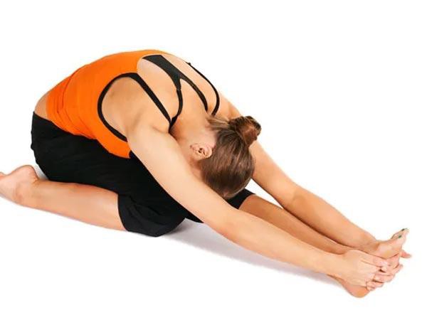 8 động tác yoga giúp giải tỏa căng thẳng cơ bắp và tâm trí ai cũng có thể thực hiện mọi lúc mọi nơi - Ảnh 5.