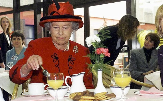 Đầu bếp Hoàng gia Anh tiết lộ chế độ ăn của Nữ hoàng Elizabeth để có cơ thể khỏe mạnh - Ảnh 2.