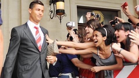 Cách siêu sao bóng đá như Ronaldo, Messi kiếm tiền từ hình ảnh: Tóc quảng cáo dầu gội, tay PR điện thoại, đồng hồ, chân đại diện cho hãng giày - Ảnh 2.