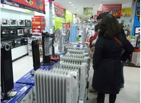
Gian hàng bày bán dòng sản phẩm dành cho mùa đông như máy sưởi, quạt sưởi, bình nóng lạnh, lò vi sóng được nhiều khách hàng quan tâm. Nguồn: FB
