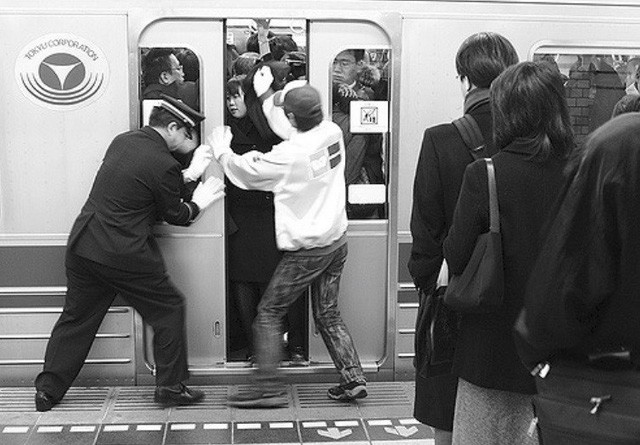 Những Oshiya hành nghề cực lạ ở Nhật Bản: Ngày làm việc 90 phút, công việc chỉ là ‘nhồi càng nhiều khách lên tàu điện càng tốt - Ảnh 3.